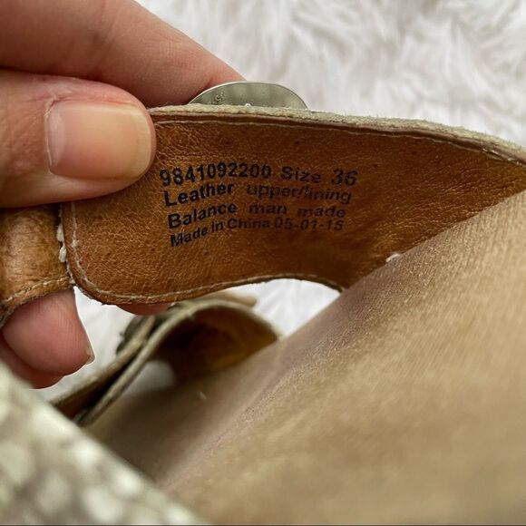 Dansko Sophie Sandals Textured Cream Leather Dual Strap Buckle Women sz 36/5.5-6 - Picture 8 of 9